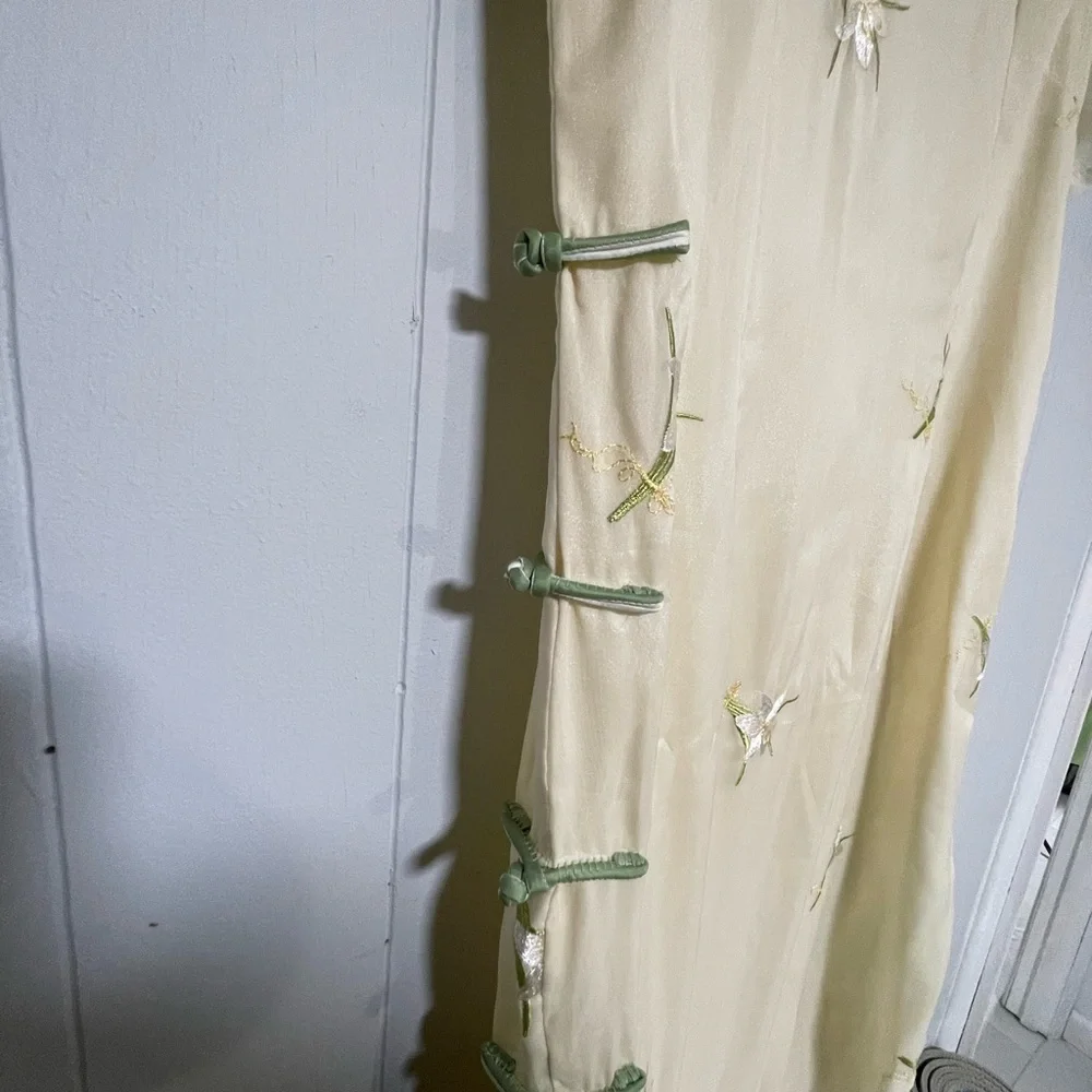 Elegant Cream Floral Cheongsam - Picture 4 of 5
